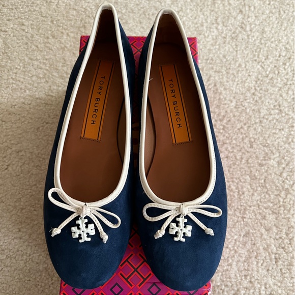 Tory Burch Logo Charm Ballet Flats - Picture 5 of 6